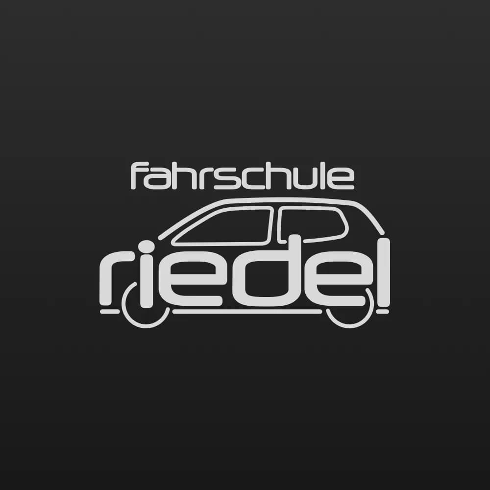 Logo der Fahrschule Riedel Bayreuth: heller Schriftzug, dessen Linien die Umrisse eines Autos bilden, auf dunklem Grund.
